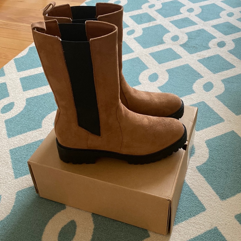 Women's Tan Chelsea Lug Boots - Classic Slip-On Style